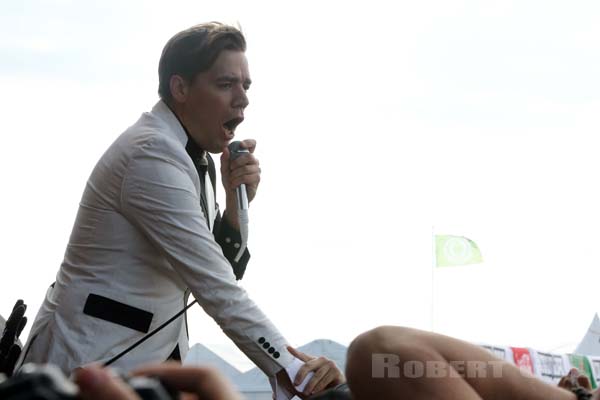 THE HIVES - 2018-06-17 - BRETIGNY-SUR-ORGE - Base Aerienne 217 - Main Stage - Per Almqvist